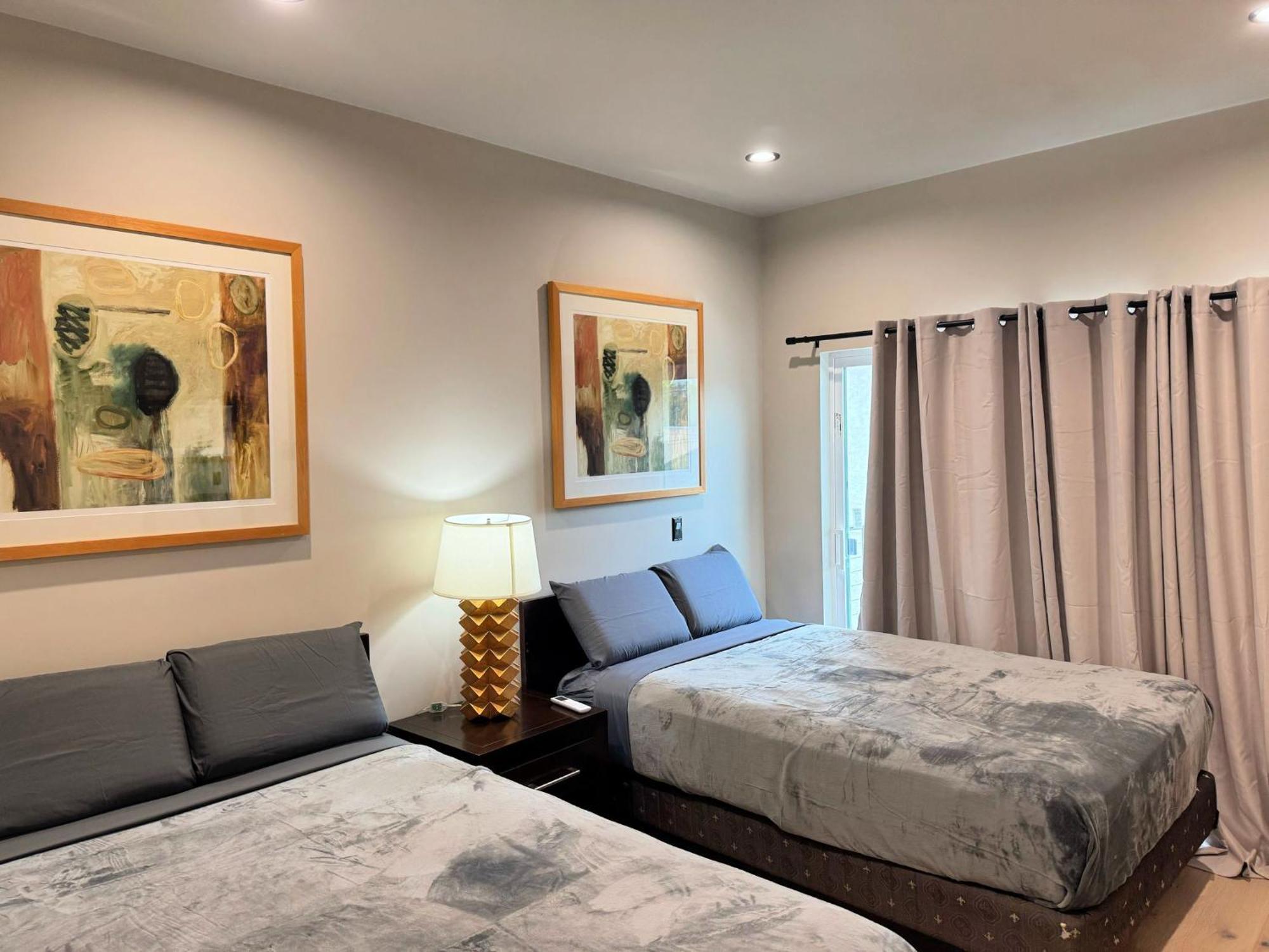 Stylish Downtown Escape With Rooftop Views *