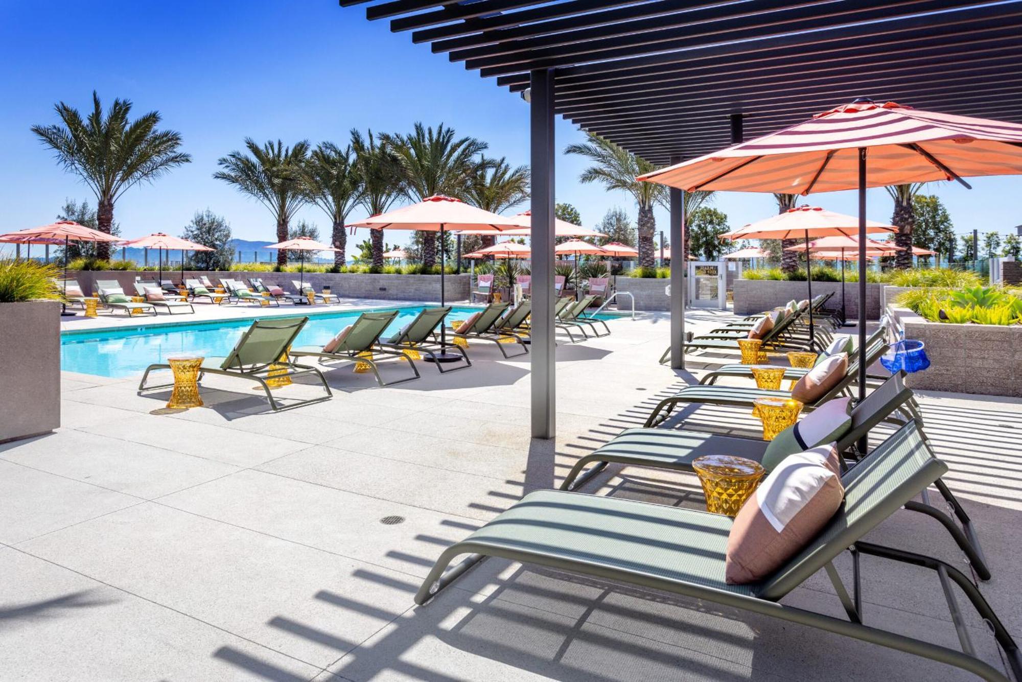 Apartment Heart Of North Hollywood 2 Bed Free Parking, Hot Tub, Pool, Gym *