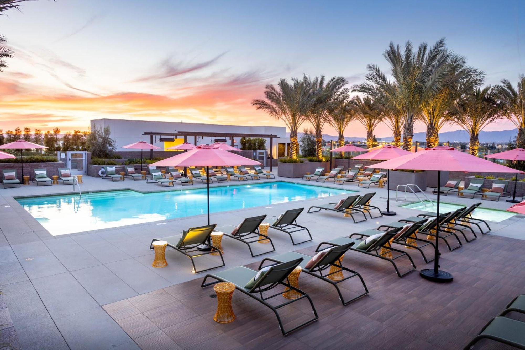 Apartment Heart Of North Hollywood 2 Bed Free Parking, Hot Tub, Pool, Gym *