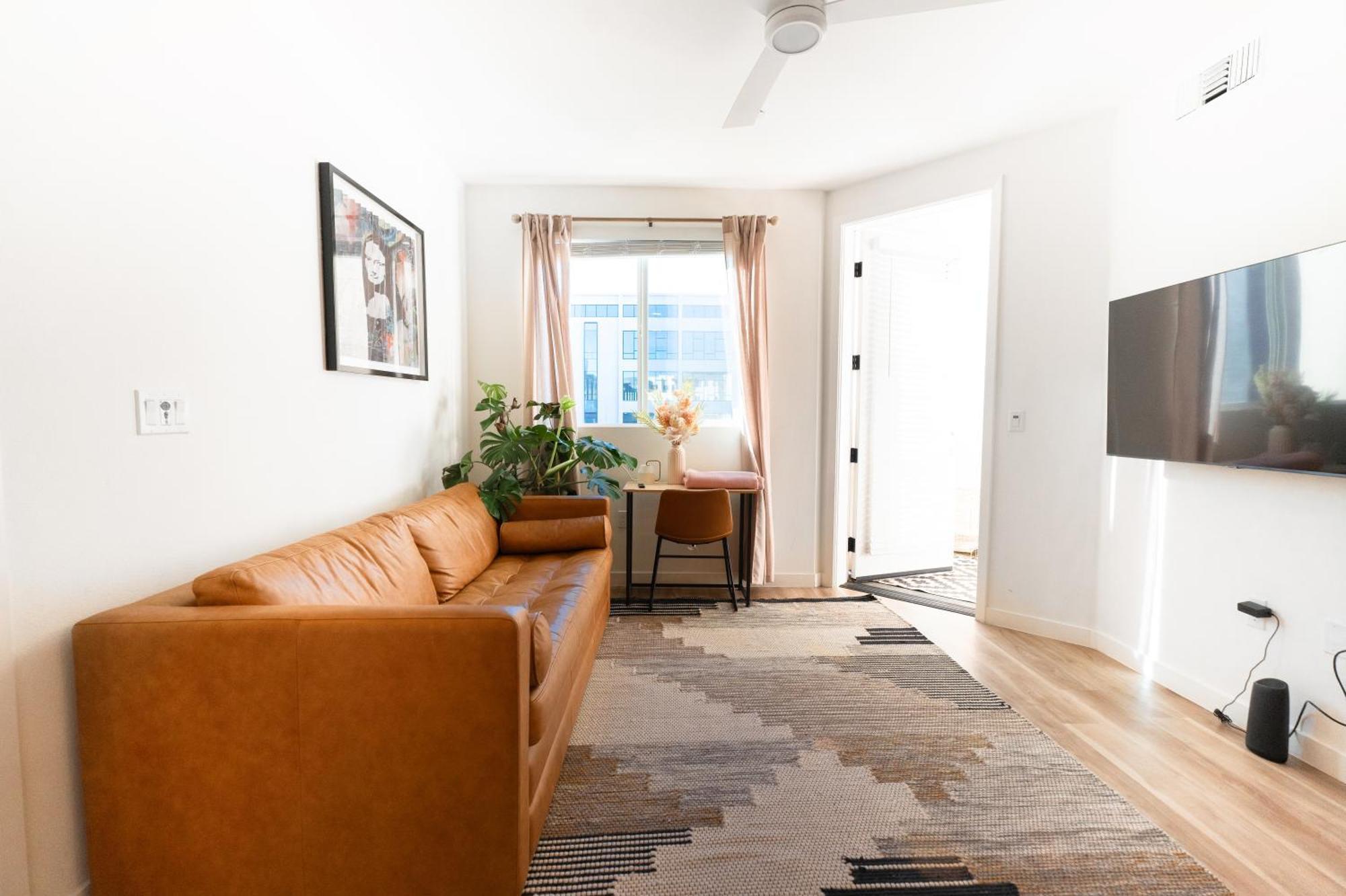 Heart Of North Hollywood 2 Bed Free Parking, Hot Tub, Pool, Gym *