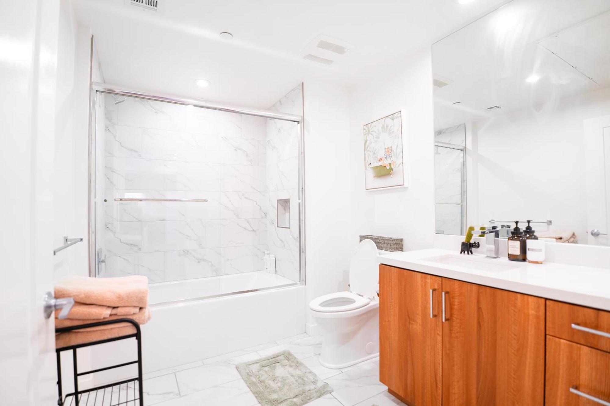 Heart Of North Hollywood 2 Bed Free Parking, Hot Tub, Pool, Gym