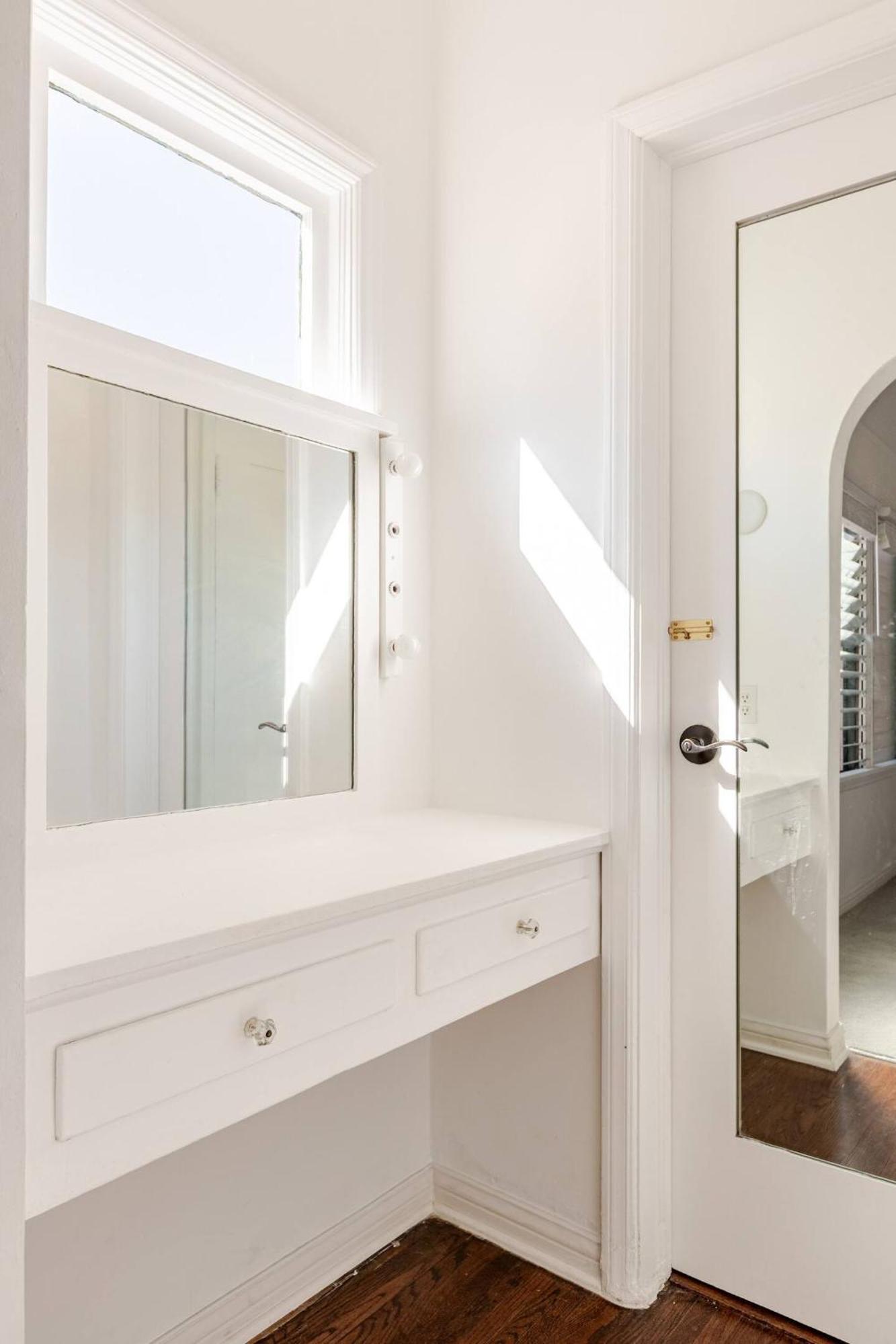 A Quiet Place Near The Bustling Area Of Hollywood Villa *