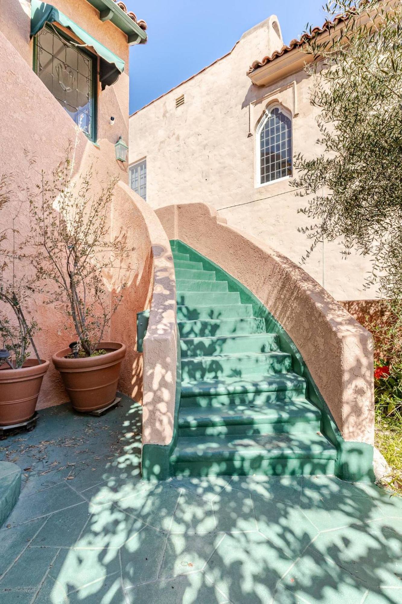 A Quiet Place Near The Bustling Area Of Hollywood *