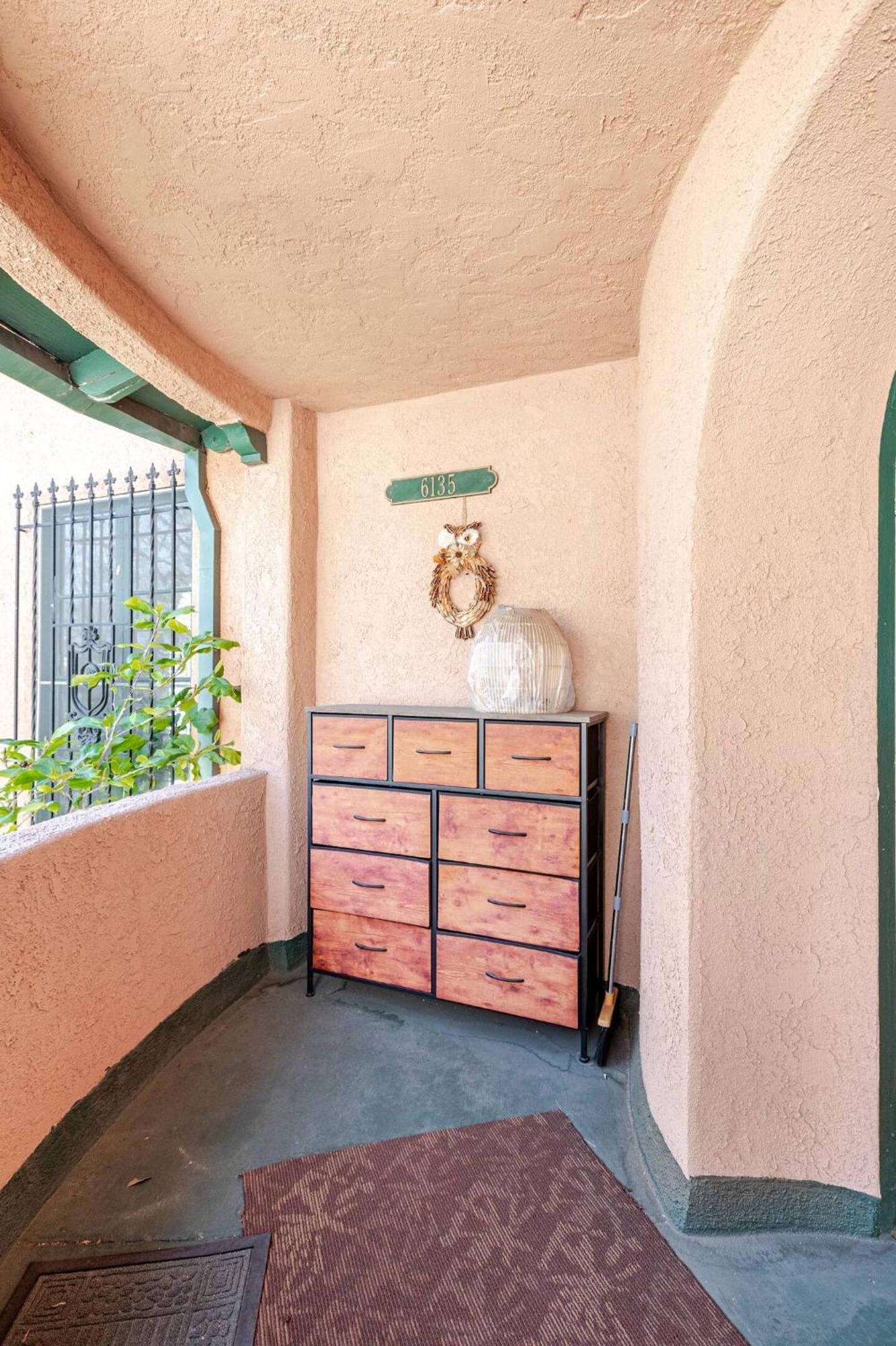 A Quiet Place Near The Bustling Area Of Hollywood Villa