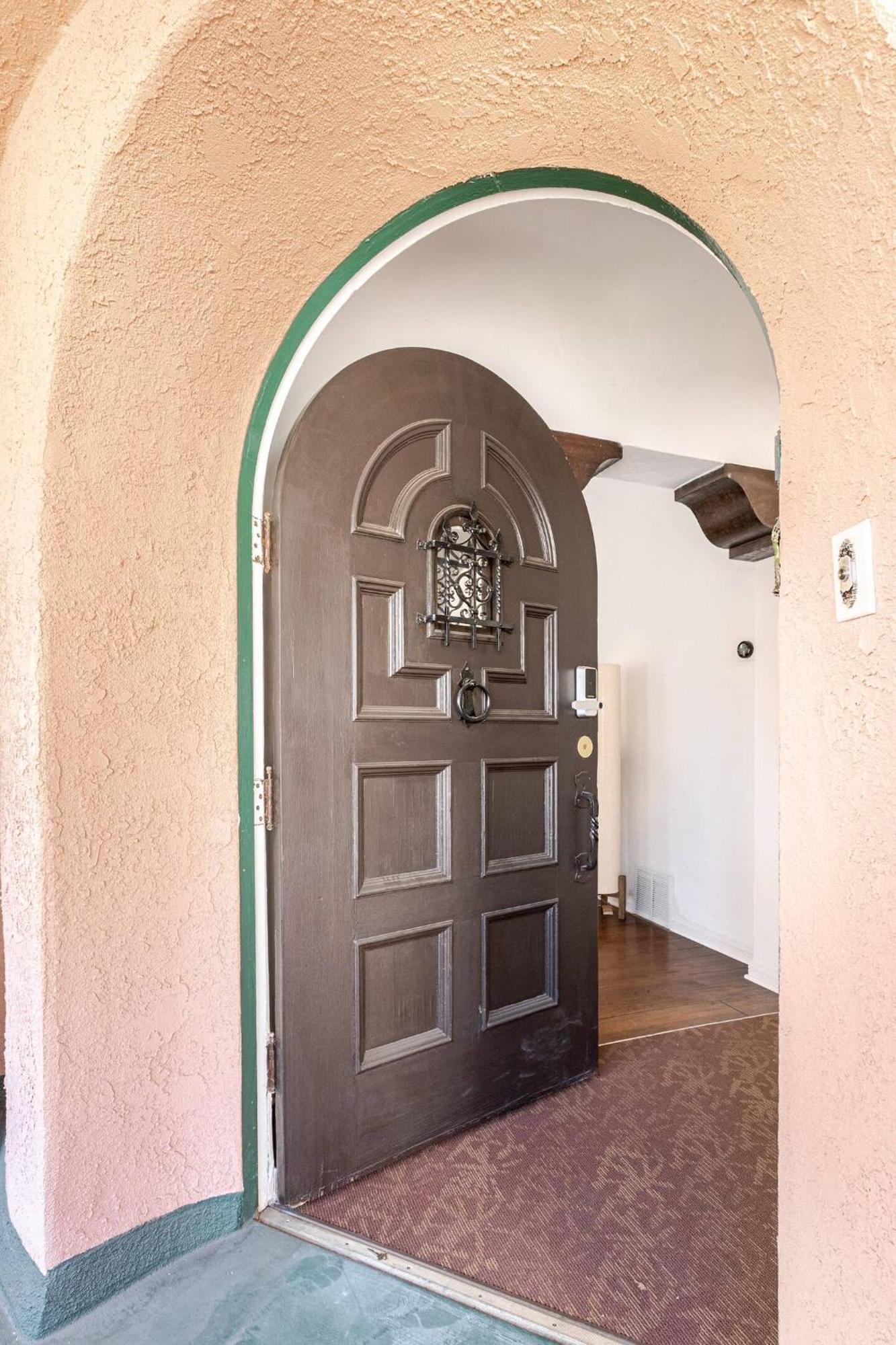 Villa A Quiet Place Near The Bustling Area Of Hollywood Los Angeles