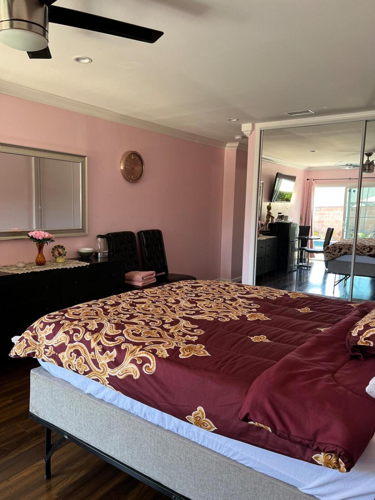 Pool Front Romantic Getaway Withprivate Entry Apartment