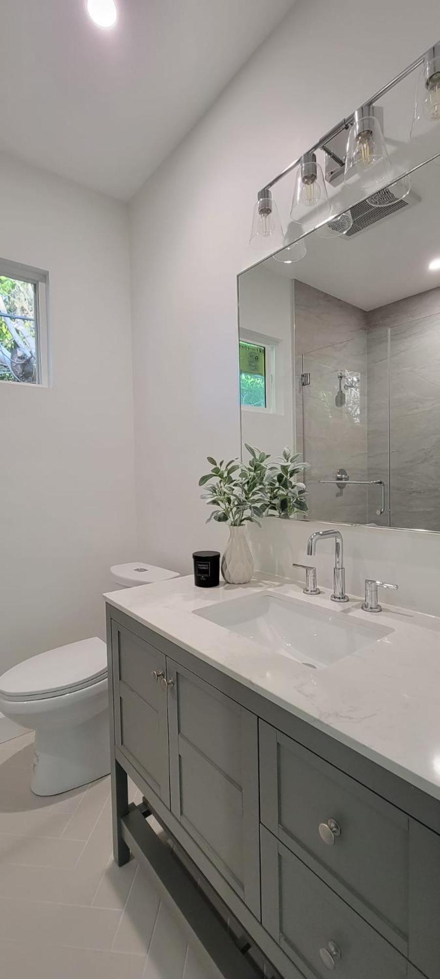 Modern 3 Bedroom Guest In Quiet Area Newly Built 10 Minutes To Rodeo Drive * Los Angeles