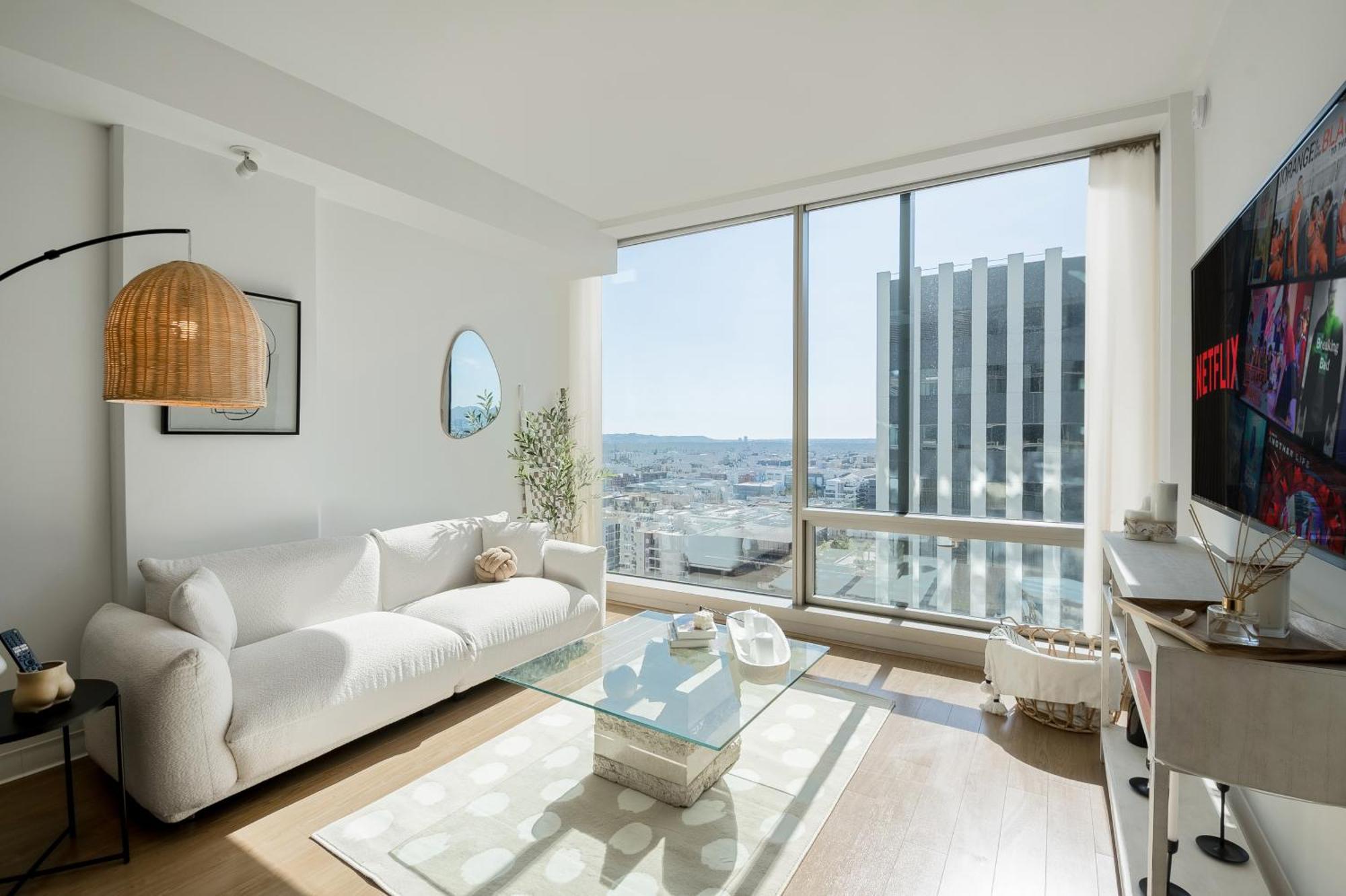 High Rise 1bdr With Pool, Parking, Gym *
