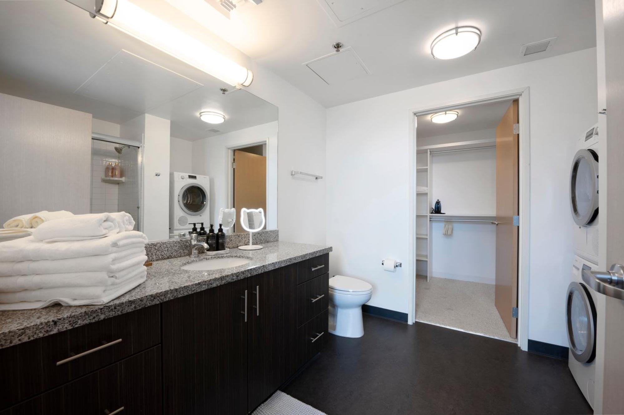 High Rise 1bdr With Pool, Parking, Gym Apartment