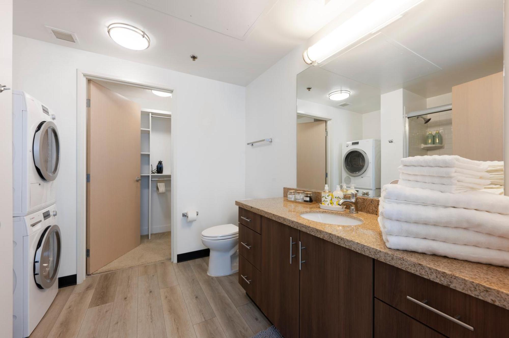 Apartment High Rise 1bdr With Pool, Parking, Gym *