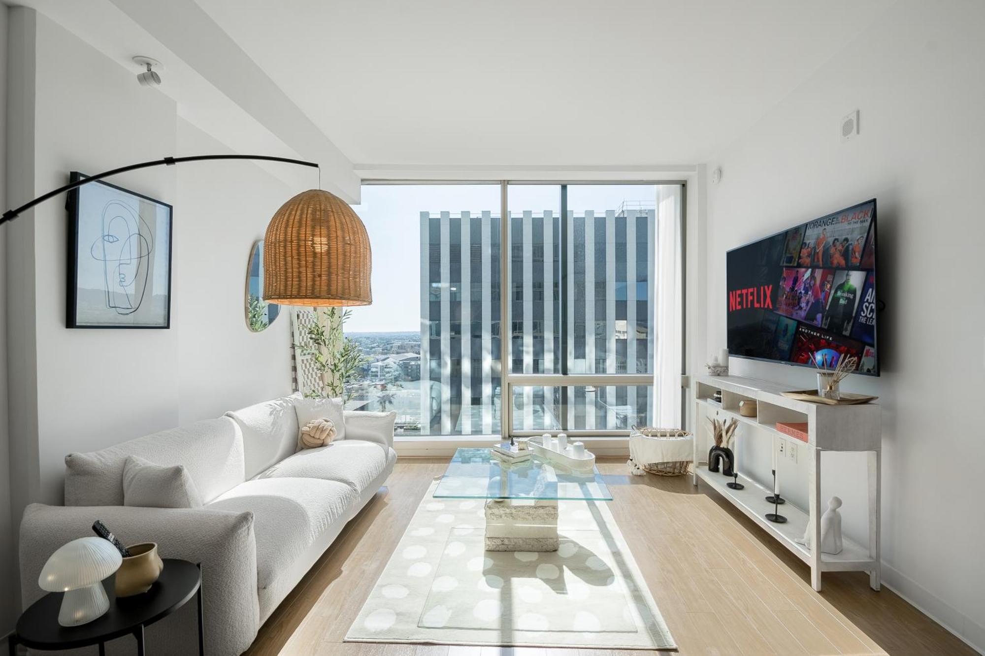 Apartment High Rise 1bdr With Pool, Parking, Gym Los Angeles