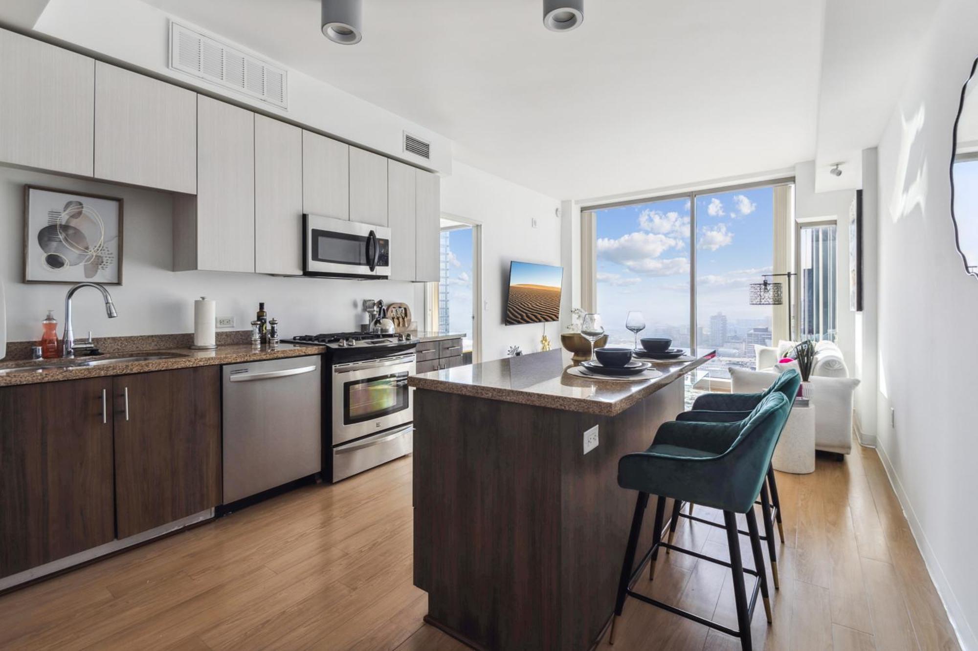 High Rise 1bdr With Pool, Parking, Gym *