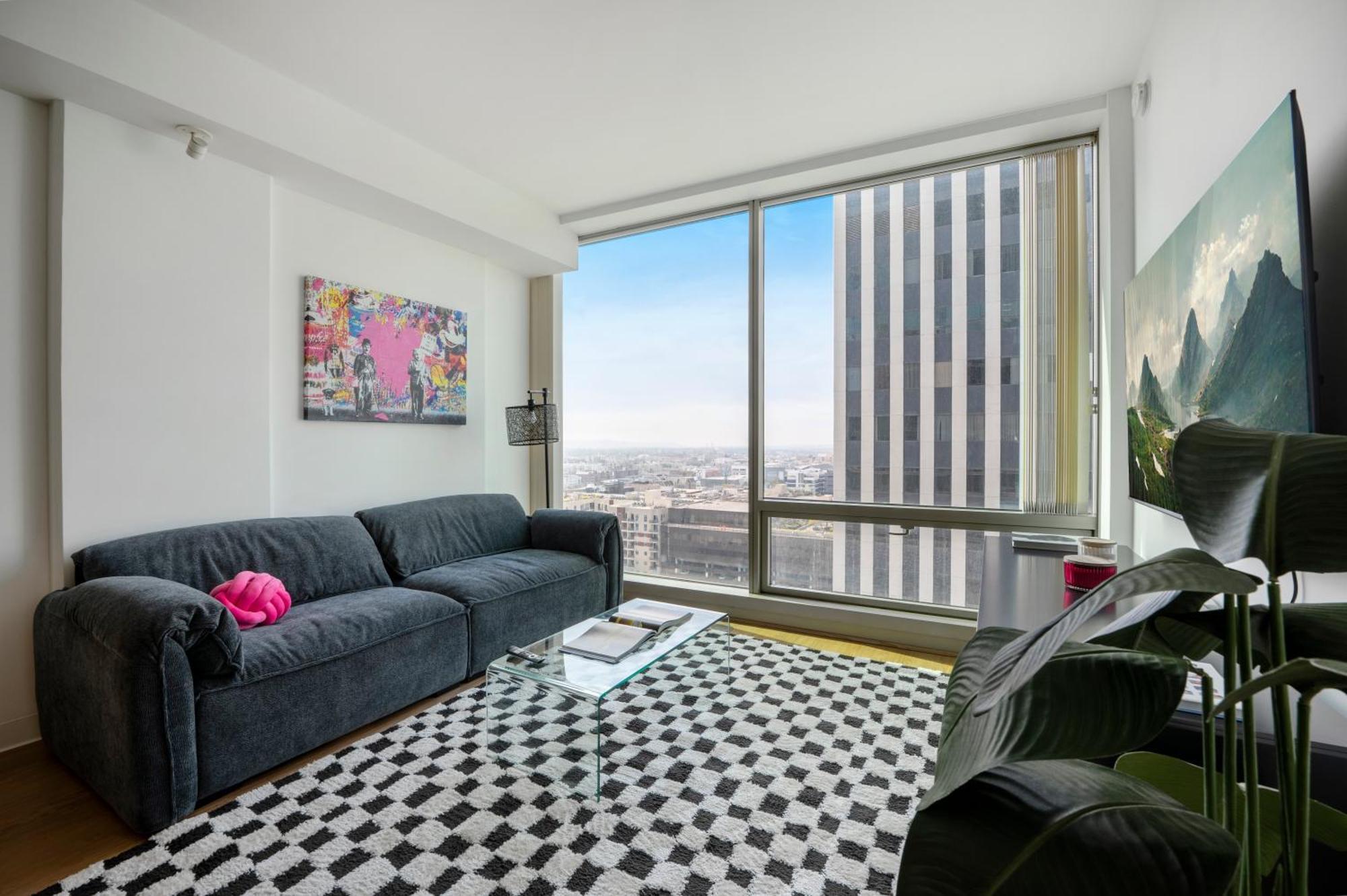 High Rise 1bdr With Pool, Parking, Gym