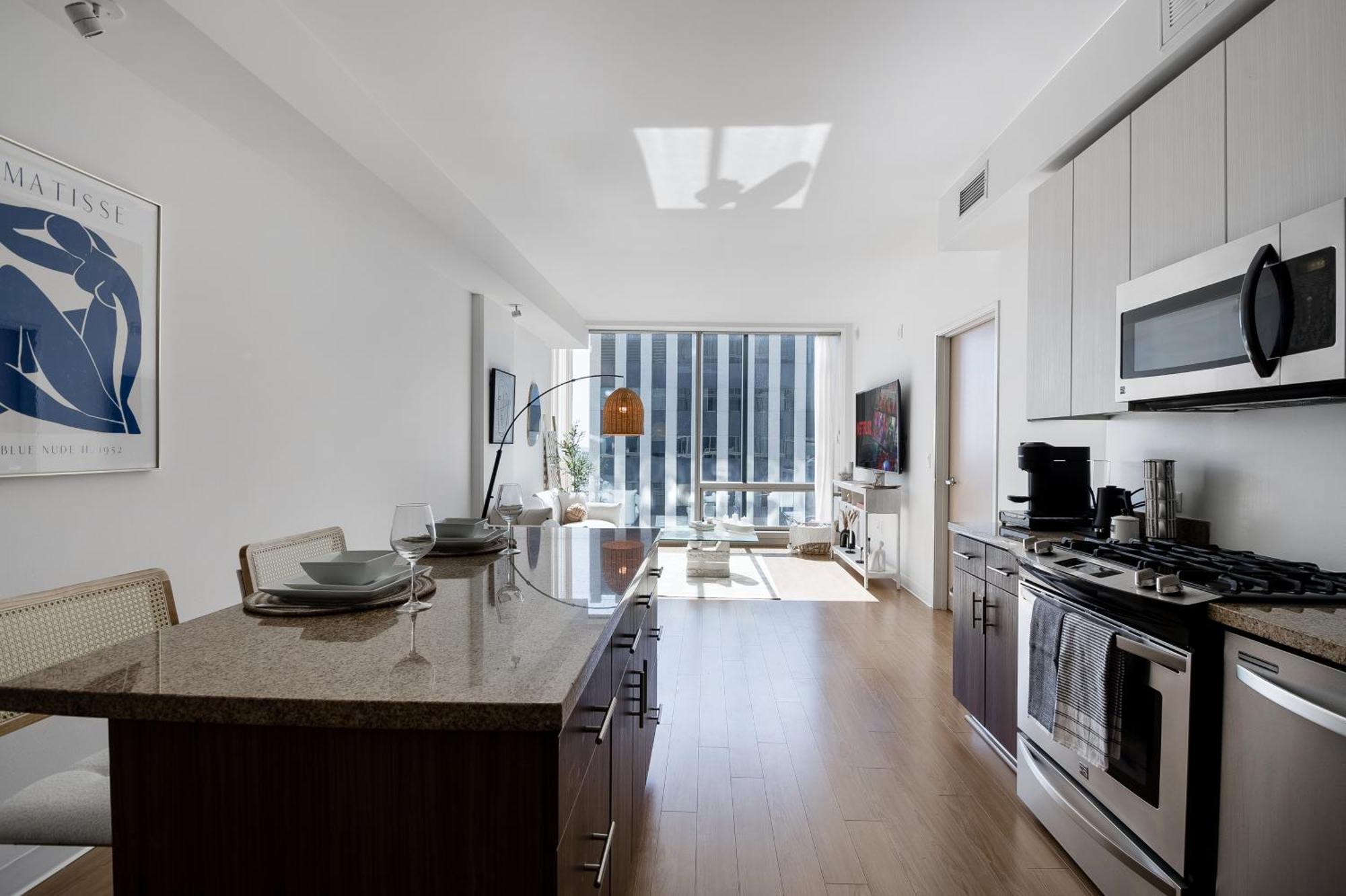 High Rise 1bdr With Pool, Parking, Gym Apartment *