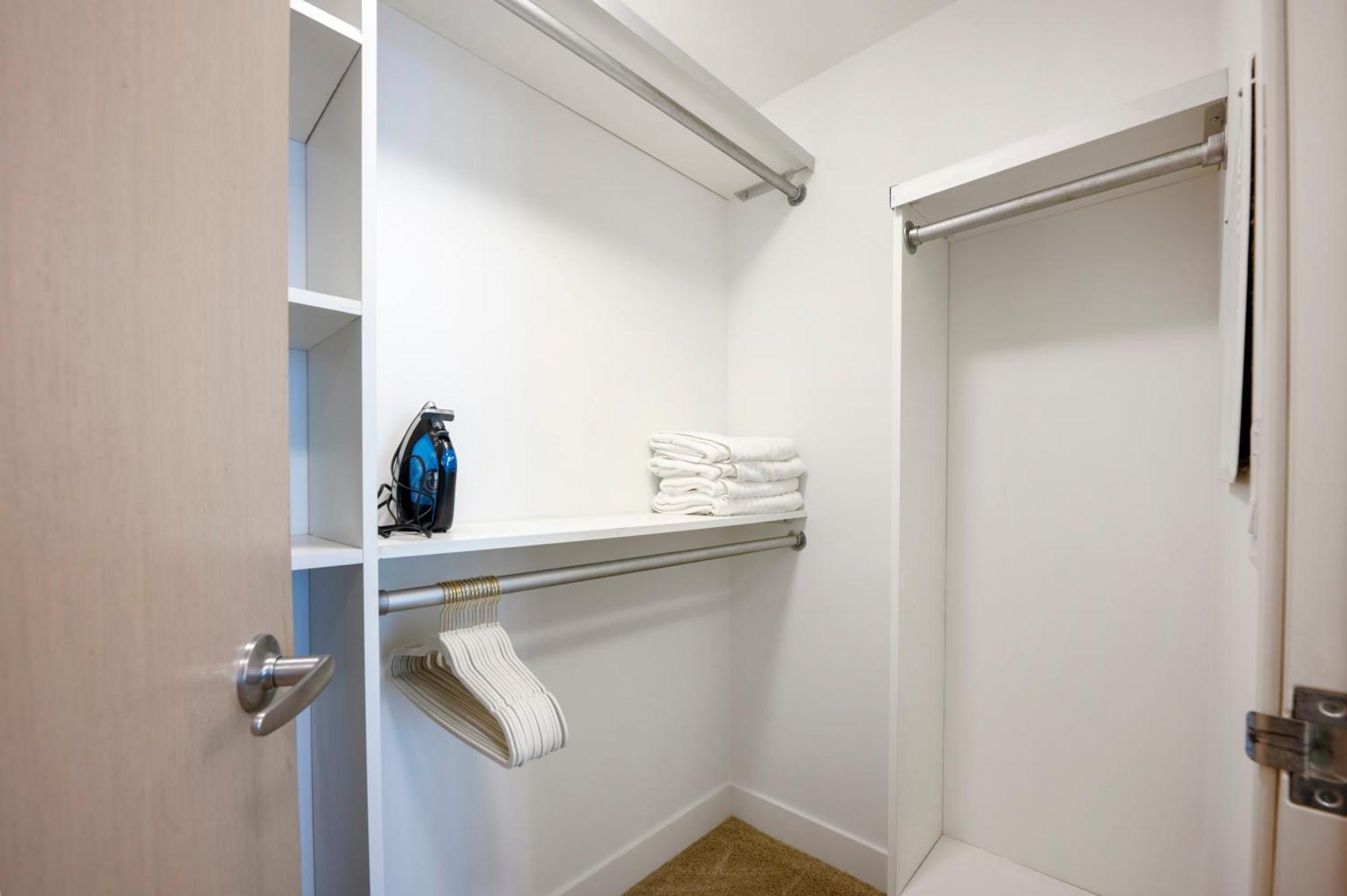 High Rise 1bdr With Pool, Parking, Gym *