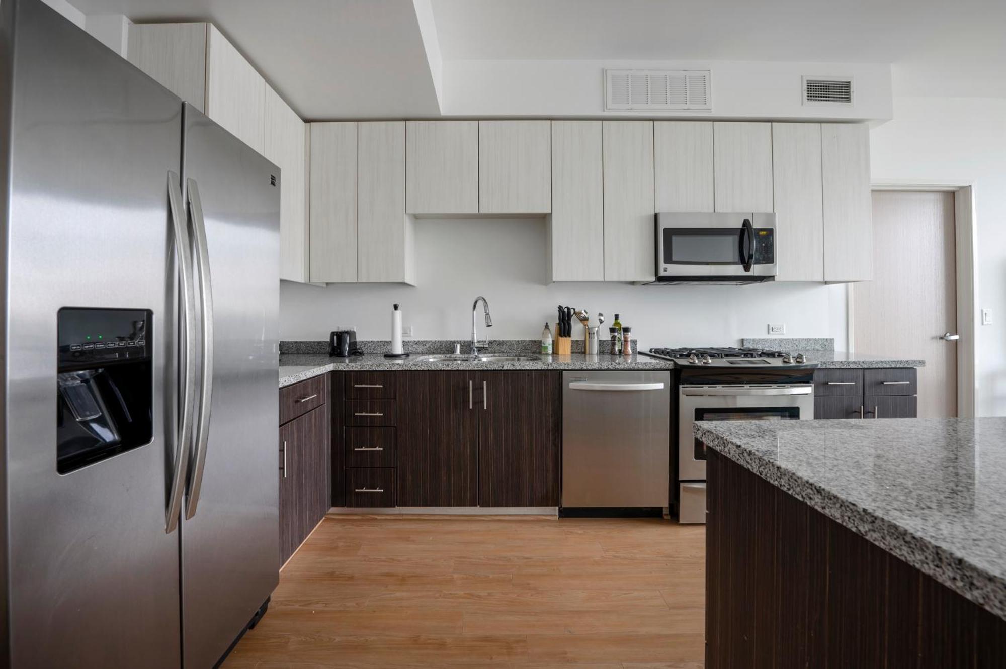 High Rise 1bdr With Pool, Parking, Gym Apartment *