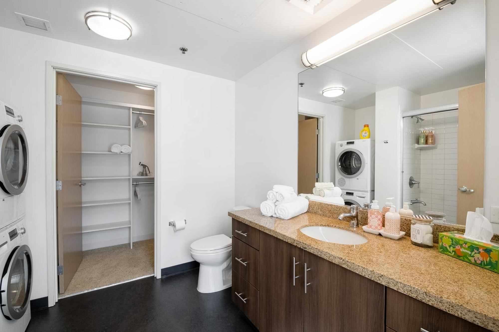 Apartment High Rise 1bdr With Pool, Parking, Gym *