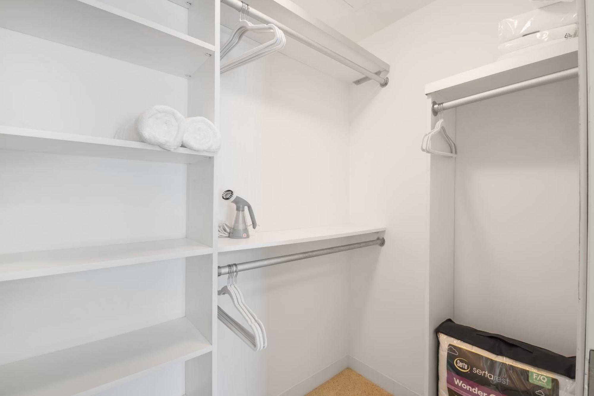 High Rise 1bdr With Pool, Parking, Gym