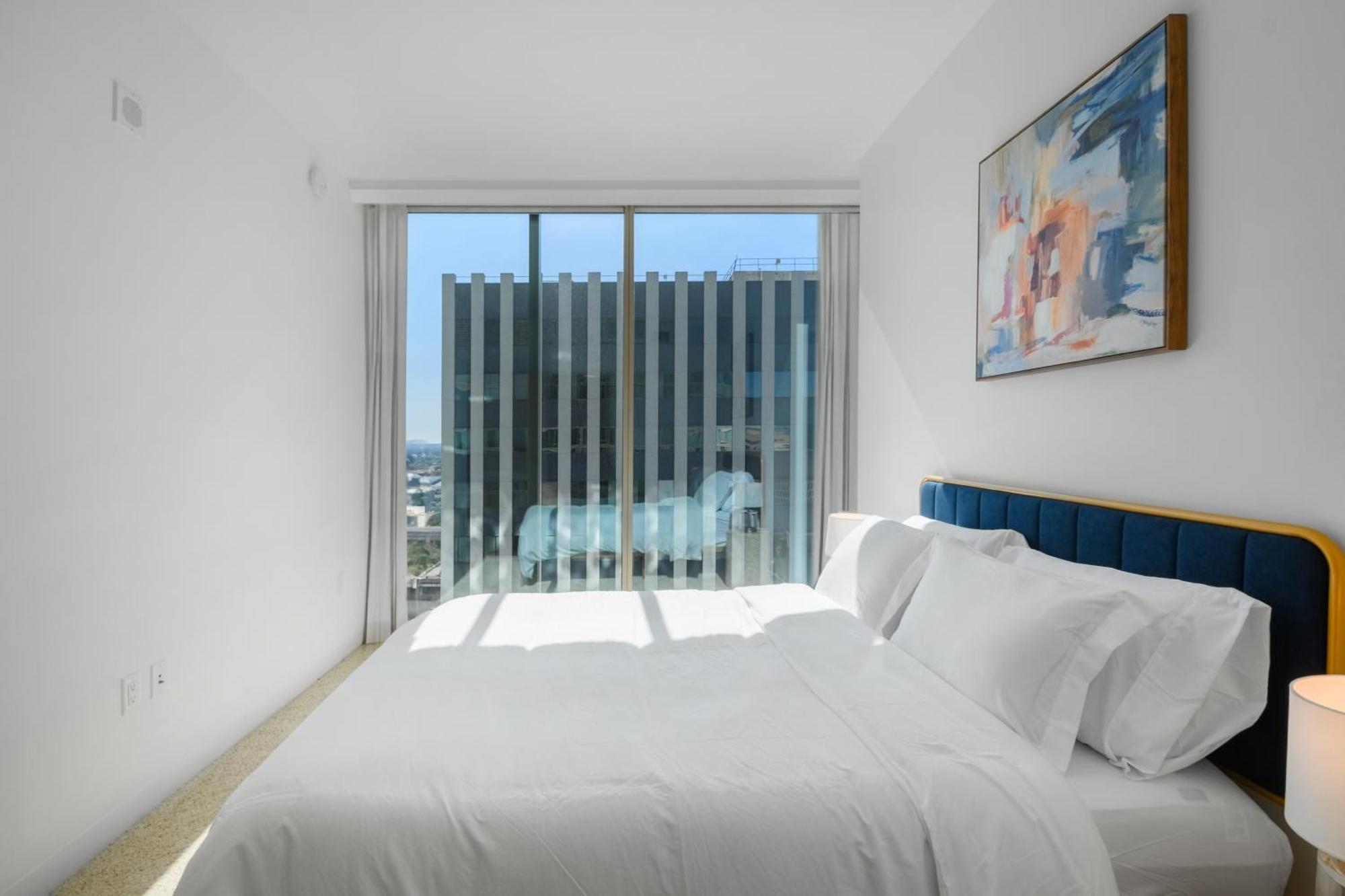 High Rise 1bdr With Pool, Parking, Gym Apartment