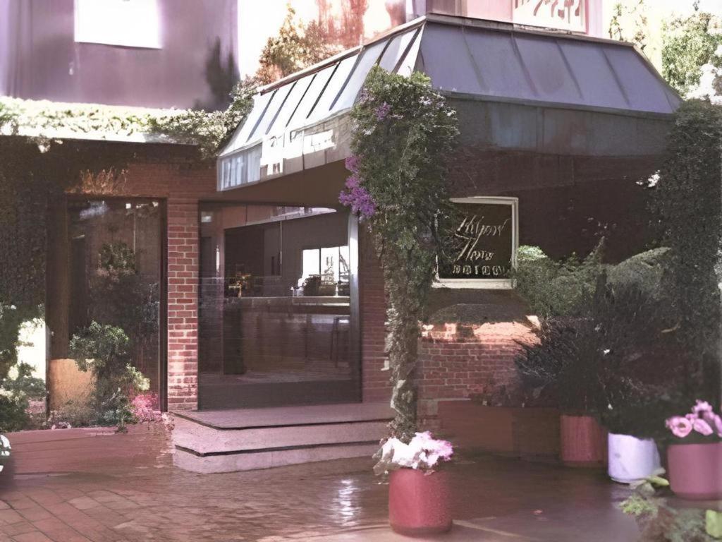 Hilgard House Westwood Village * Los Angeles