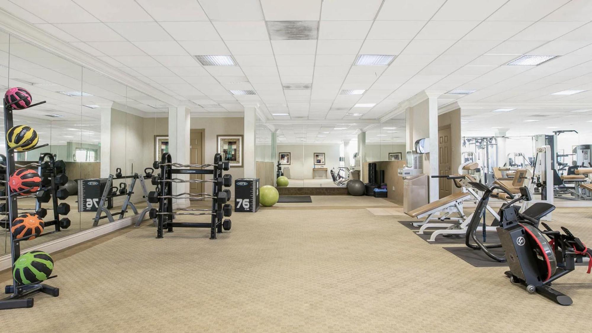 Stayelegant Exclusive In Mdr-venice With Gym & Hottub Apartment
