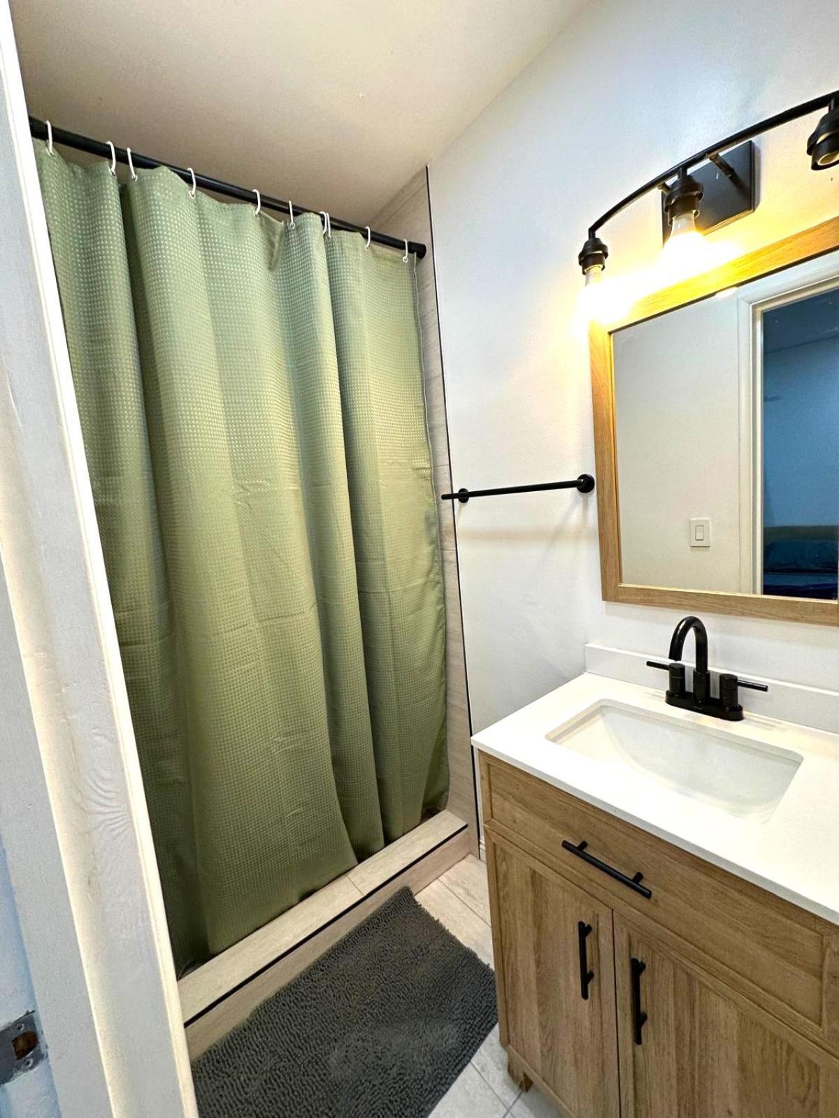 Holiday home Cozy 3br With Pool, Yard, Garage, And 80 Inch Tv! *