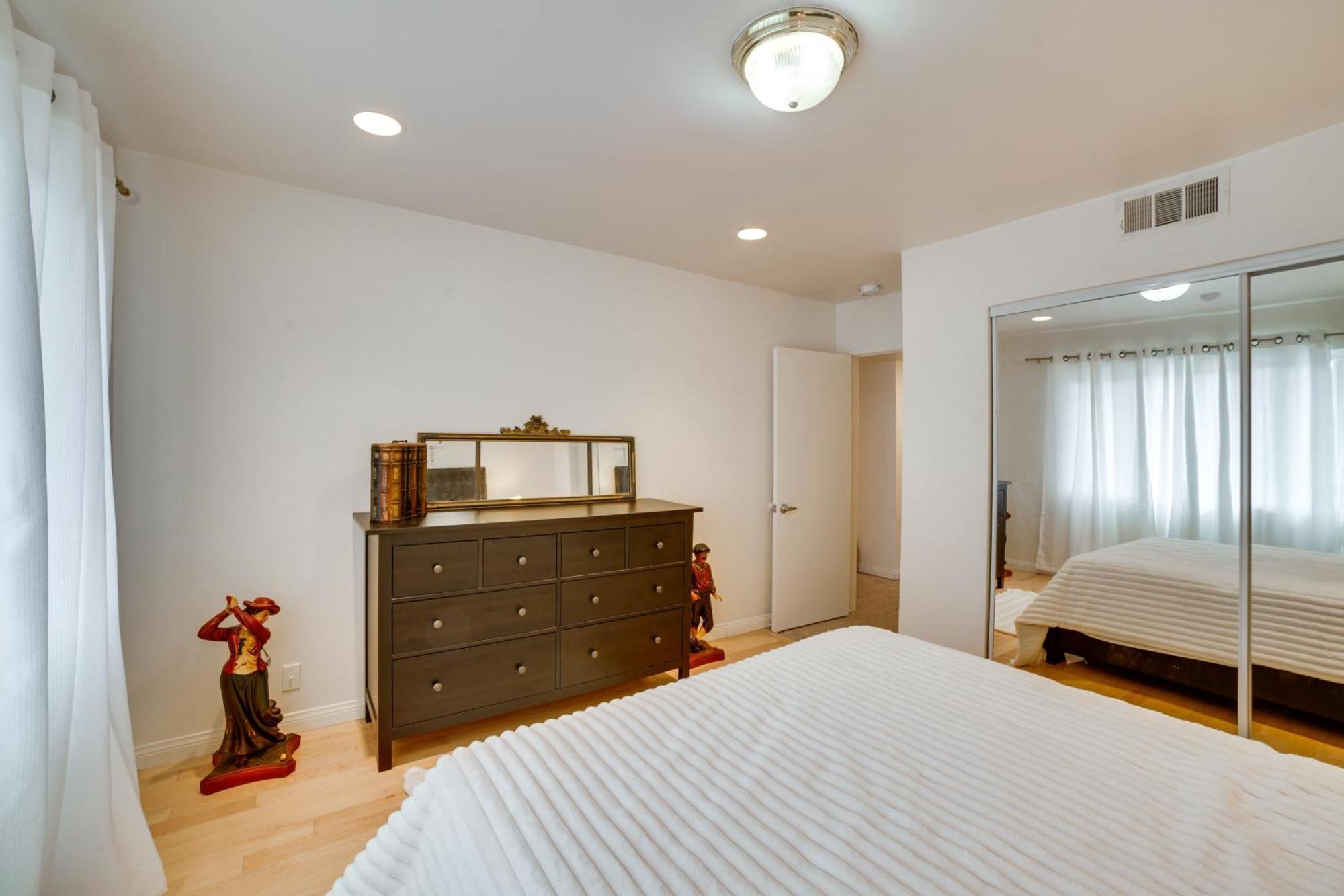 Private Pool And Patio Luxe Encino Family Getaway Holiday home Los Angeles