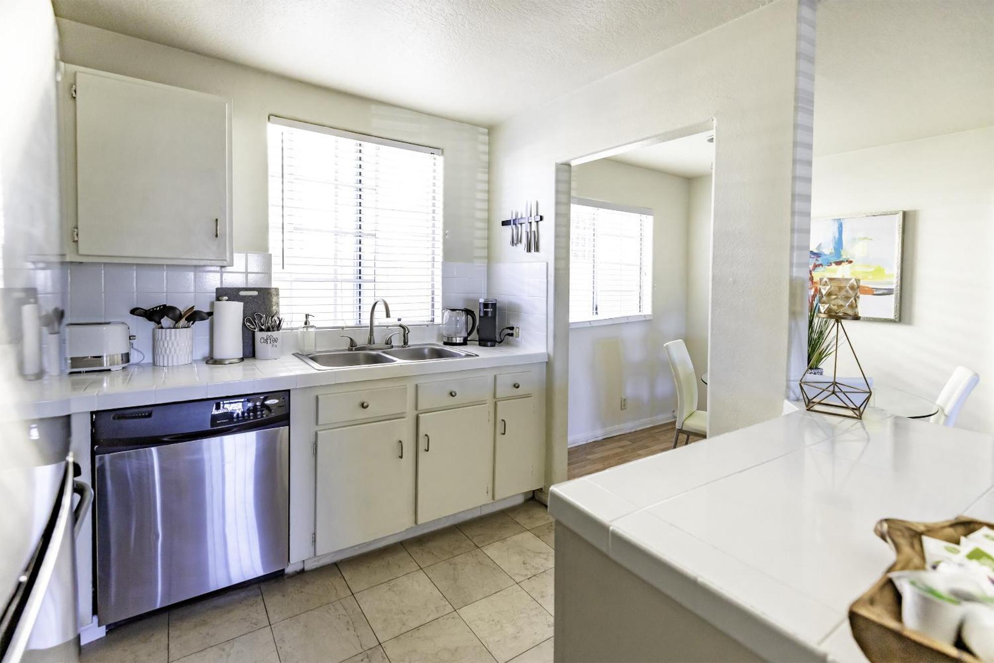 Luxurious 5-bedroom House 2 Free Parkings Apartment Los Angeles