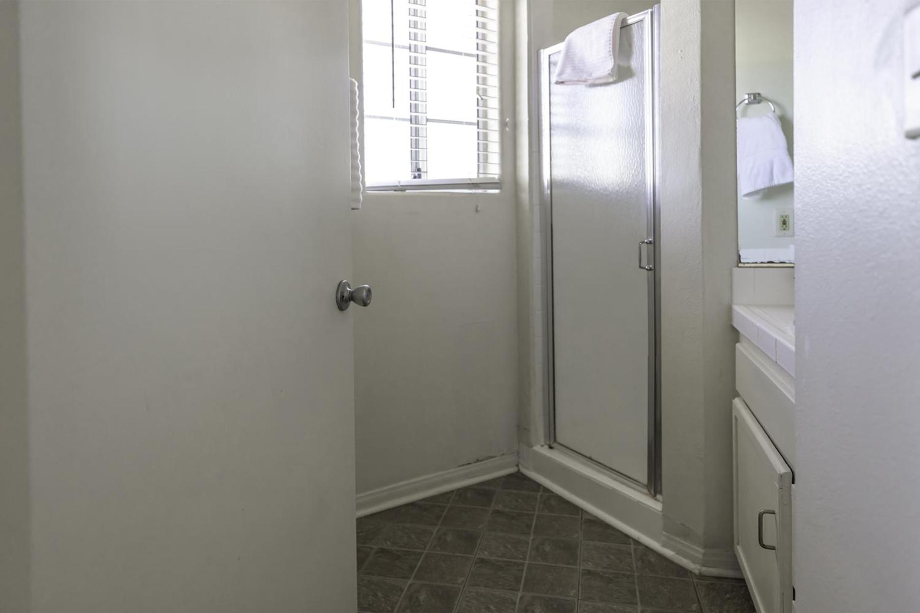 Luxurious 5-bedroom House 2 Free Parkings