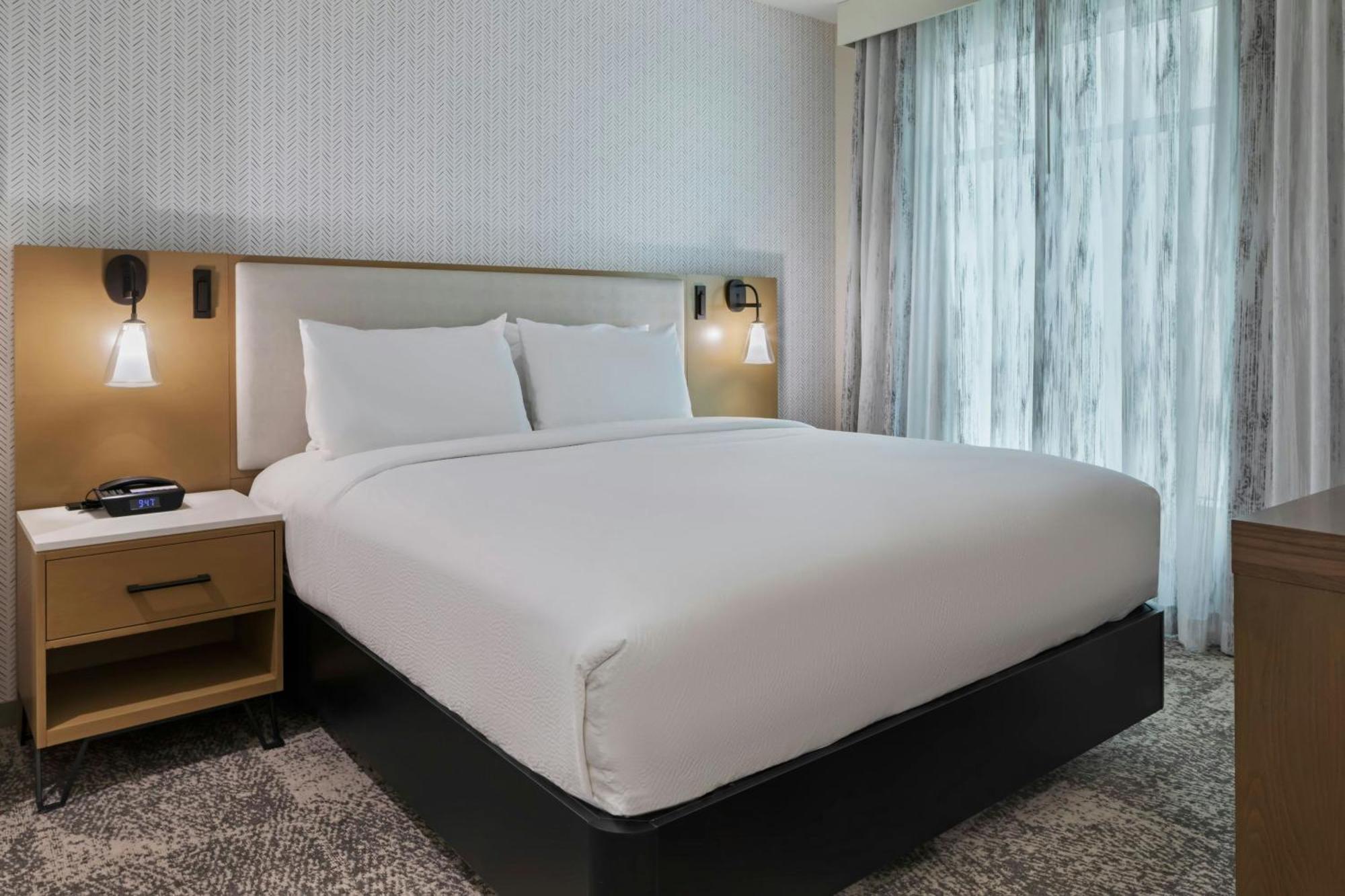 Hotel By Marriott Chatsworth *