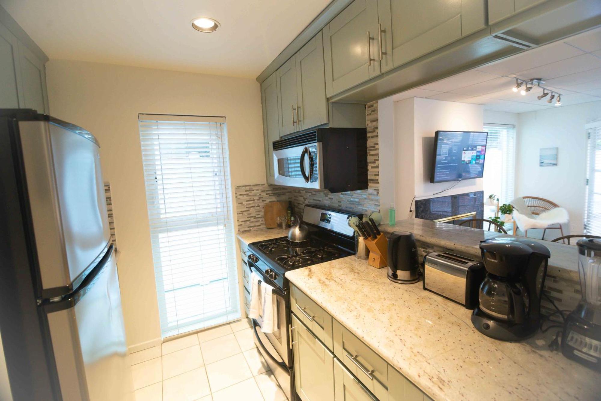 Apartment King Oasis - Steps To With Garden Patio!
