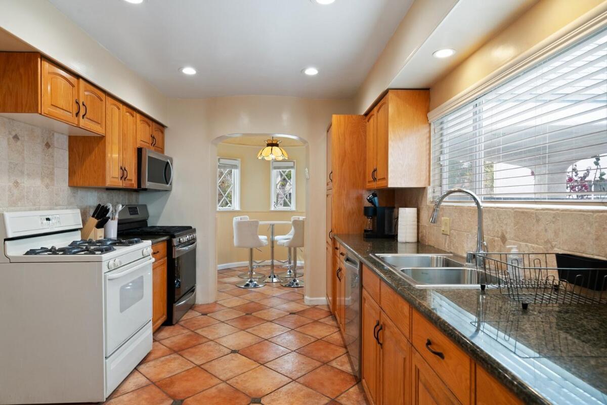 Spacious 4br House With Large Yard And Parking Beverly Hills Adj Villa Los Angeles