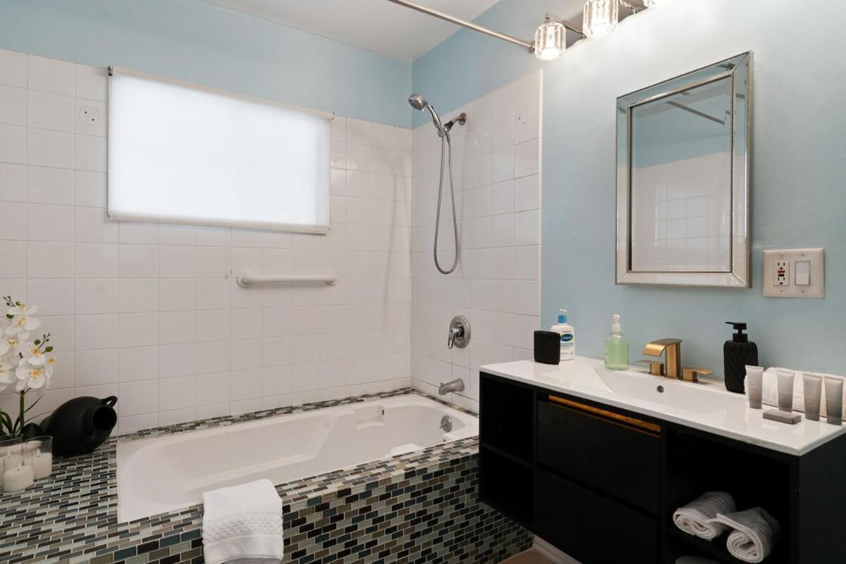 Spacious 4br House With Large Yard And Parking Beverly Hills Adj Villa Los Angeles