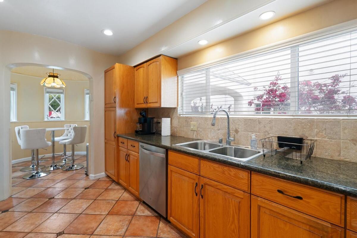 Spacious 4br House With Large Yard And Parking Beverly Hills Adj * Los Angeles