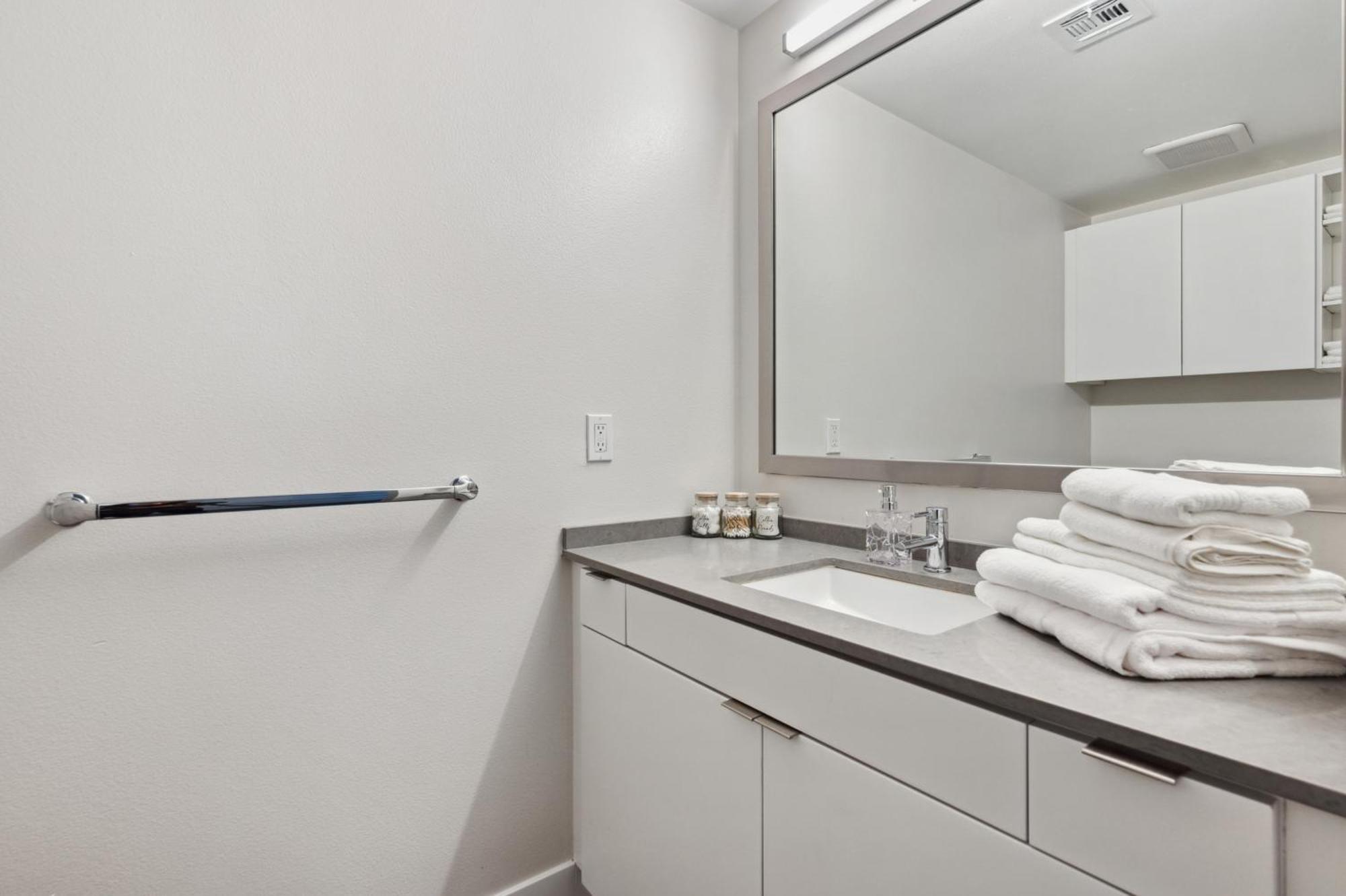 Apartment Hollywood 1bdr Comfort With Pool, Gym, Free Parking Los Angeles