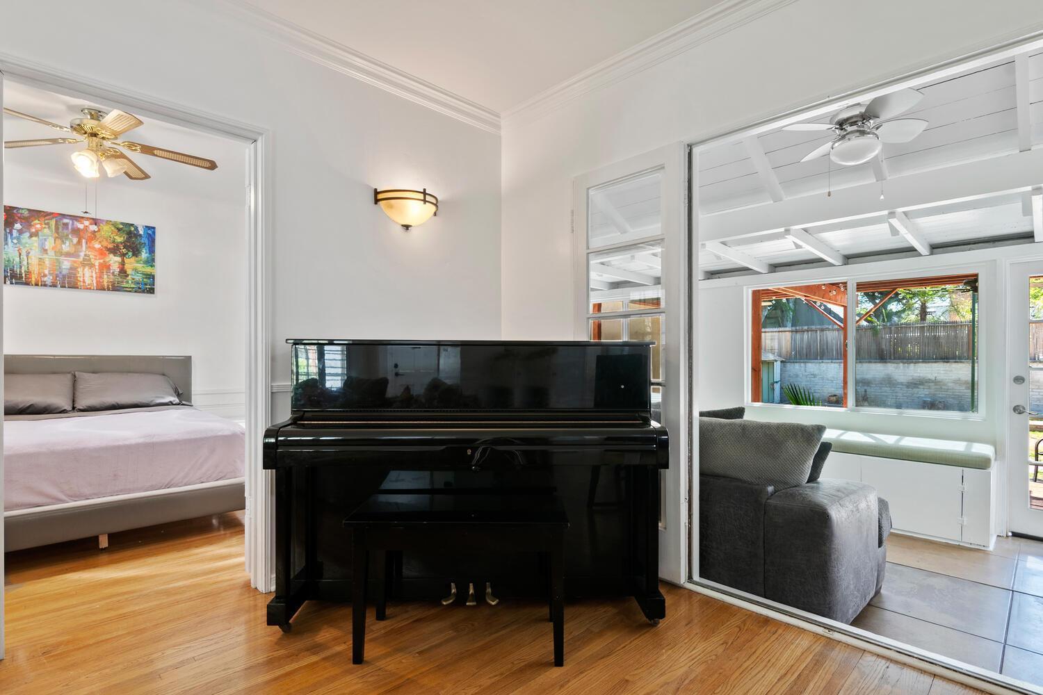 Luxury Piano In Near Universal & Hollywood For 8