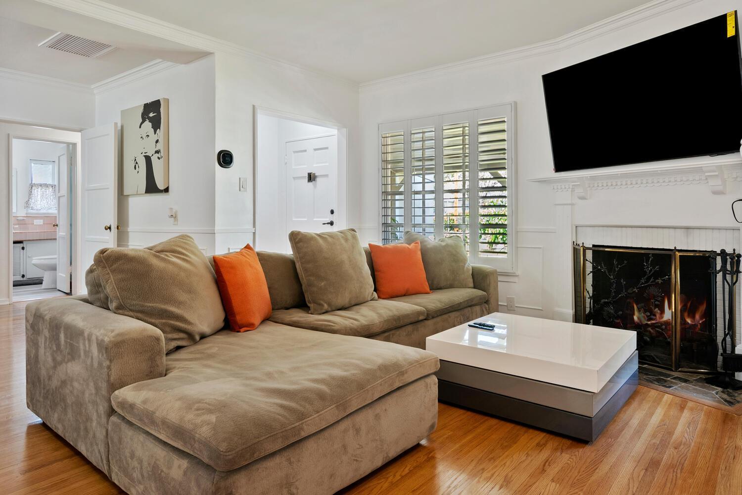 Luxury Piano In Near Universal & Hollywood For 8