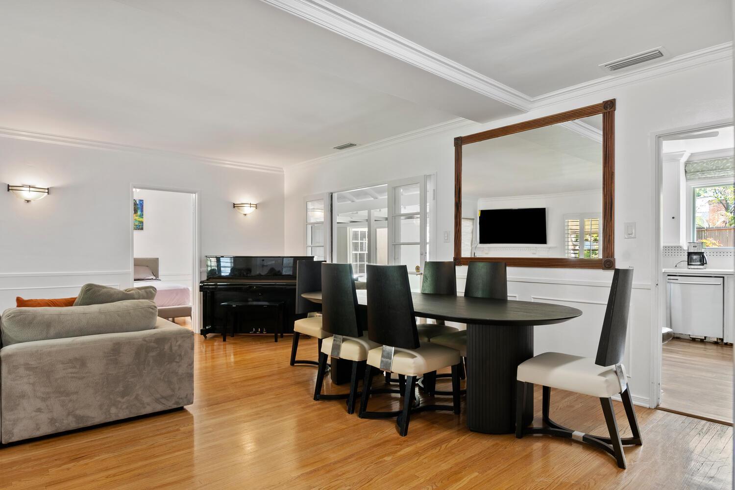 Luxury Piano In Near Universal & Hollywood For 8 Villa *