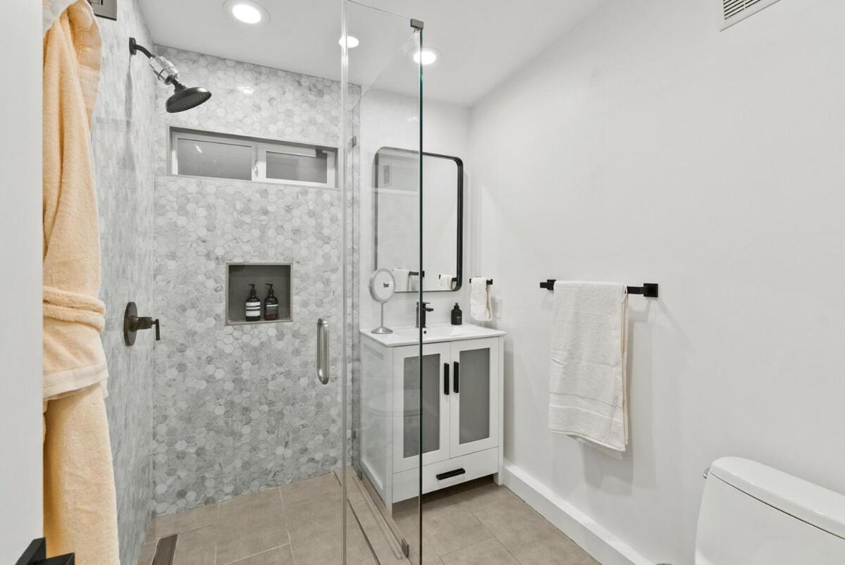 Hollywood Hills 3 Bedroom Views And Jacuzzi Holiday home Los Angeles