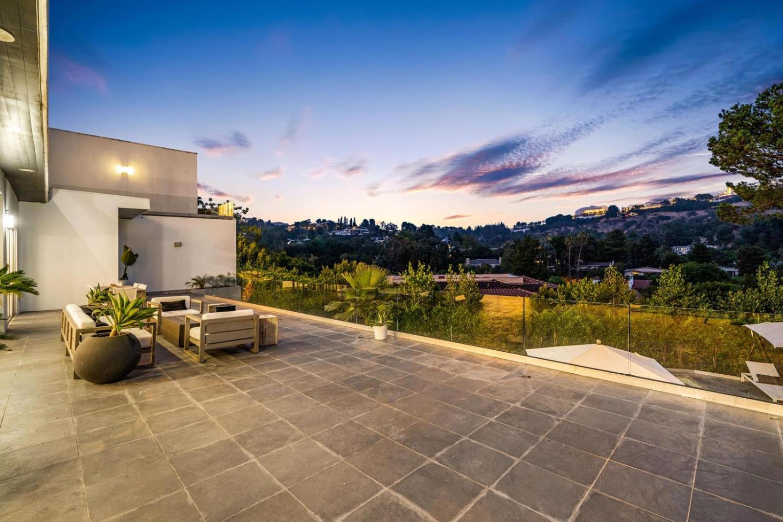 Travis Modern Mansion Los Angeles