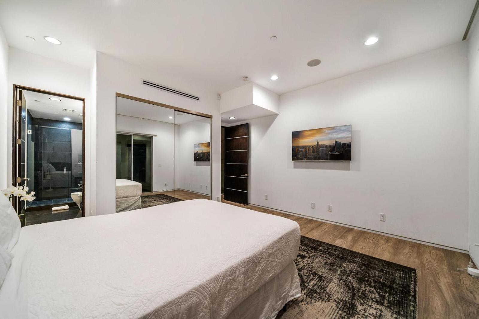 Travis Modern Mansion Los Angeles