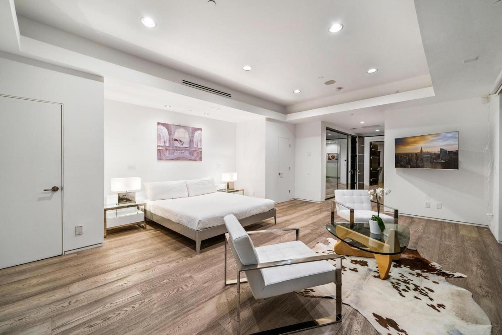 Travis Modern Mansion Villa