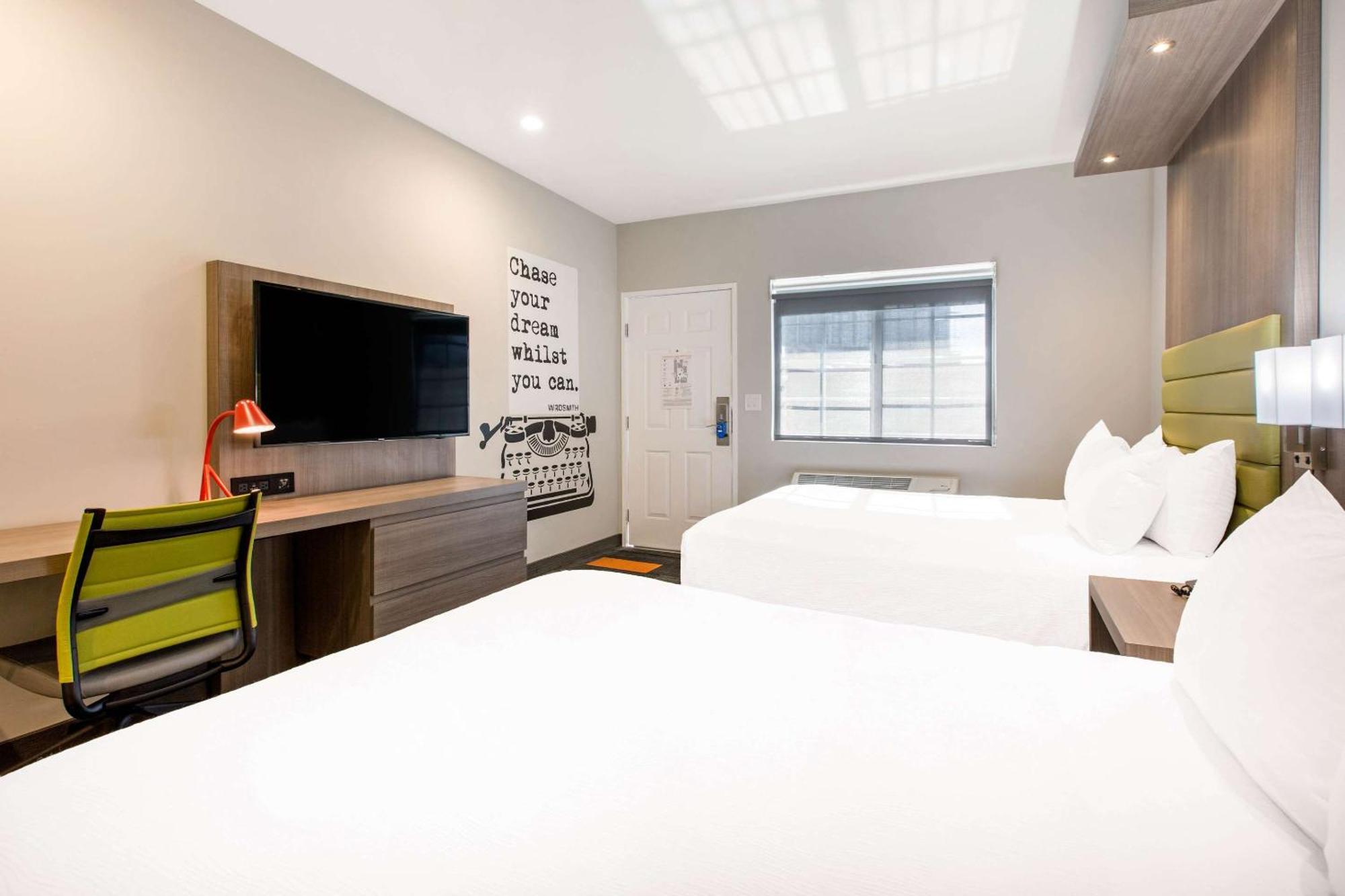 Inn Rodeway Near Melrose Ave 2*
