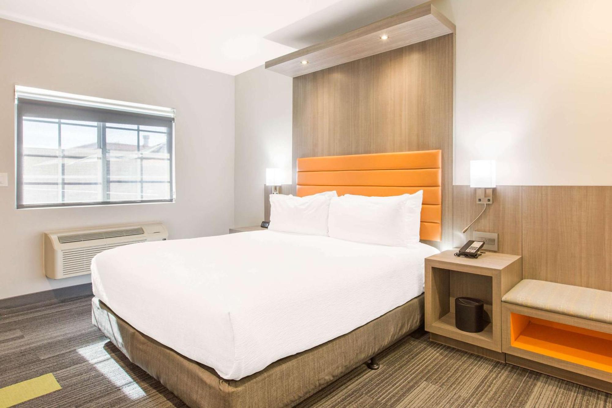Inn Rodeway Near Melrose Ave 2*