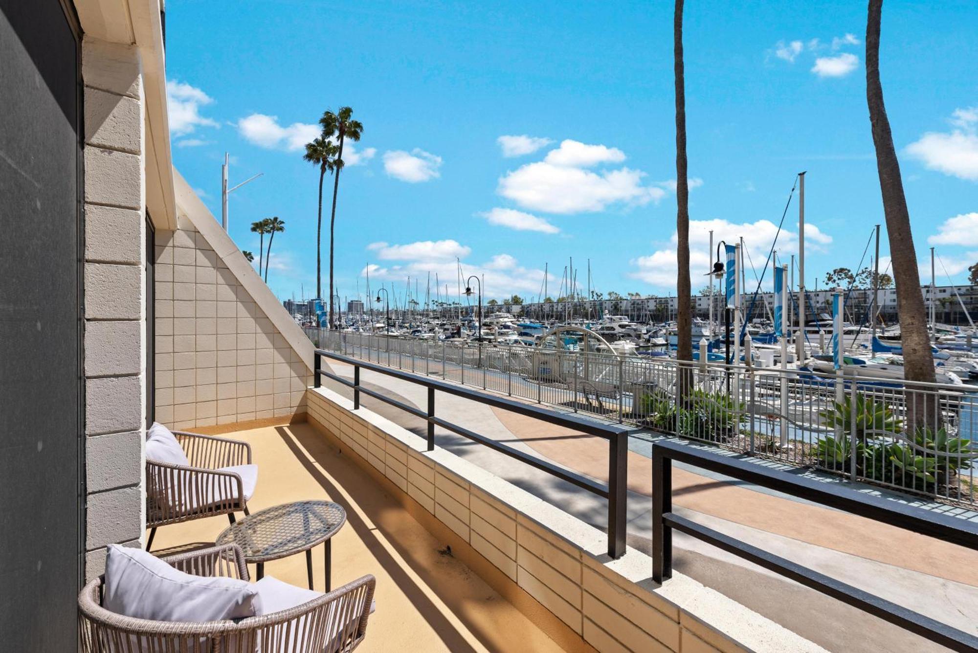 Peridot Palm - Marina Views 2br W Private Large Patio Apartment