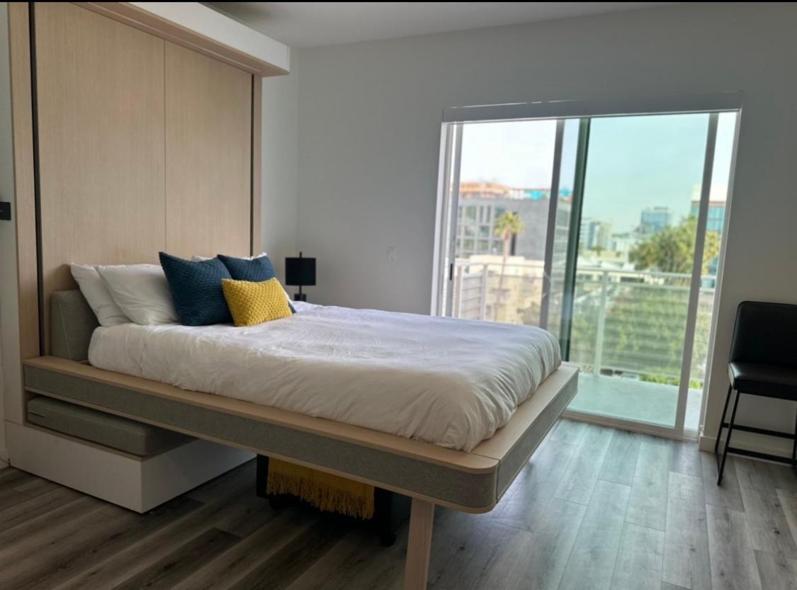 Apartment Heart Of Hollywood-walk Of Fame 1bd With View -free Parking, Balcony, Wifi, Rooftop, Gym, Upscale Amenities *