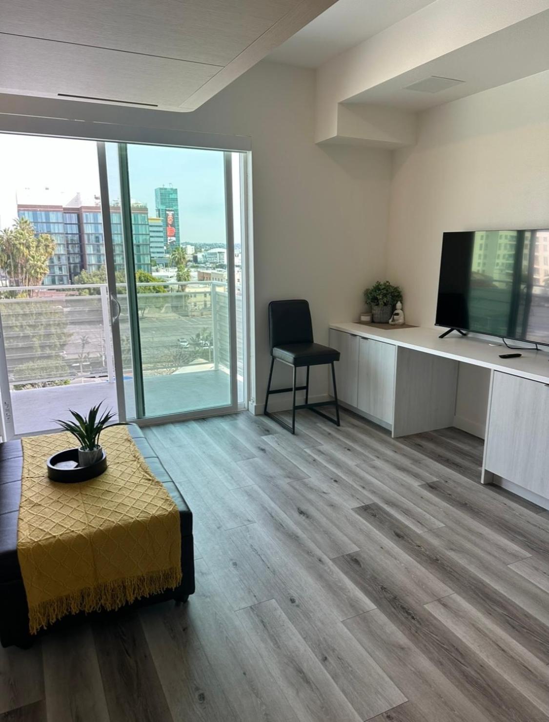 Heart Of Hollywood-walk Of Fame 1bd With View -free Parking, Balcony, Wifi, Rooftop, Gym, Upscale Amenities Apartment