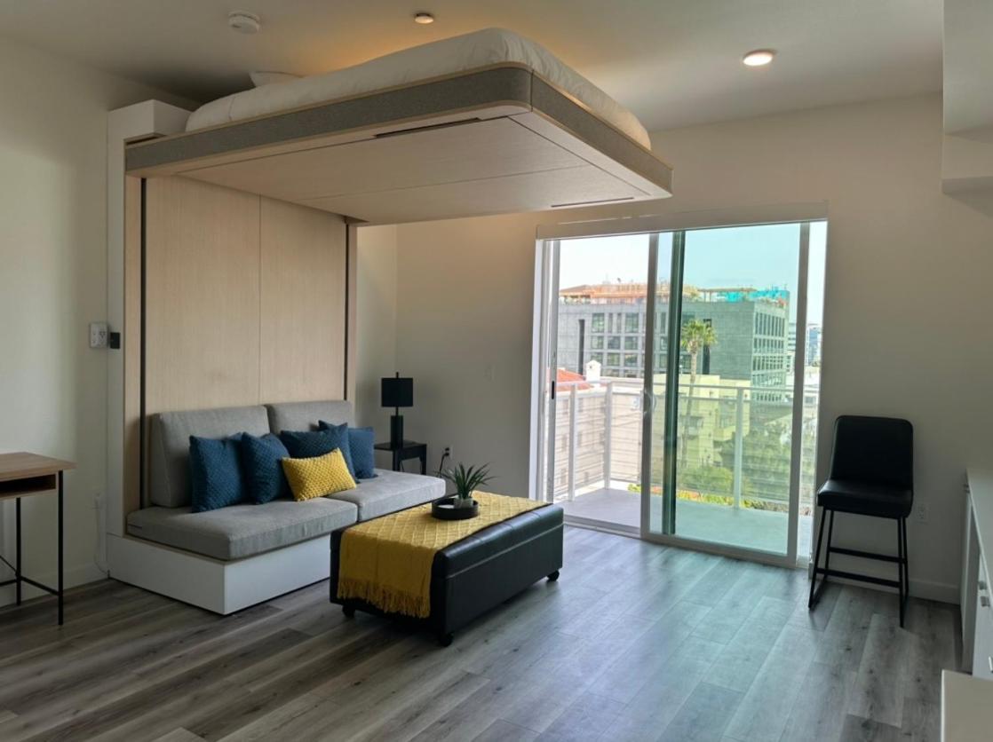 Apartment Heart Of Hollywood-walk Of Fame 1bd With View -free Parking, Balcony, Wifi, Rooftop, Gym, Upscale Amenities *