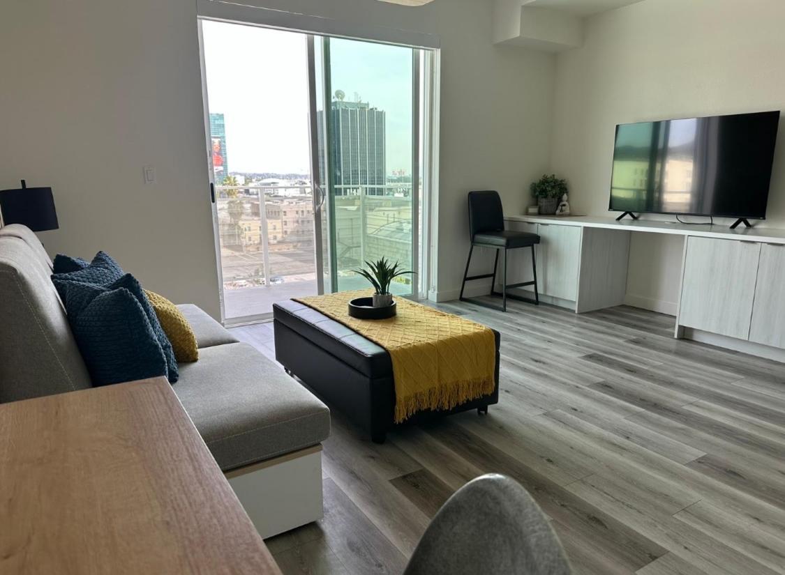 Heart Of Hollywood-walk Of Fame 1bd With View -free Parking, Balcony, Wifi, Rooftop, Gym, Upscale Amenities *