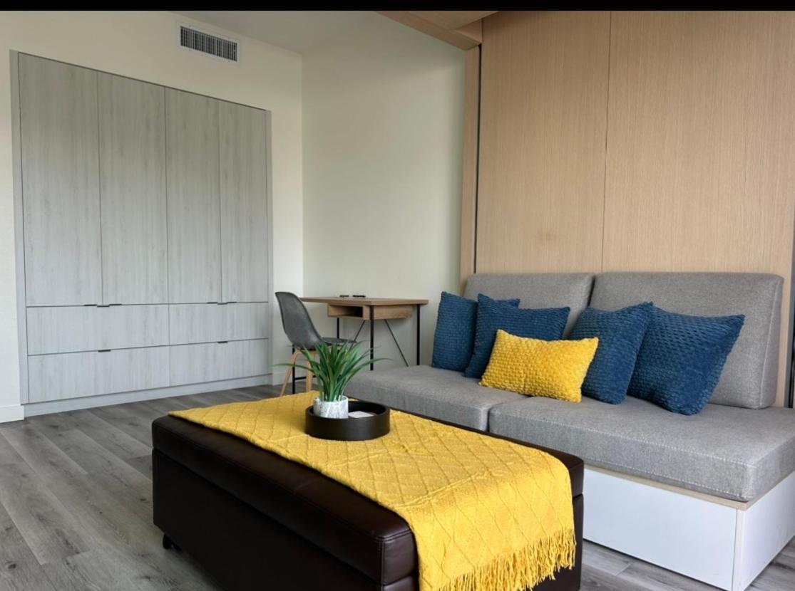 Heart Of Hollywood-walk Of Fame 1bd With View -free Parking, Balcony, Wifi, Rooftop, Gym, Upscale Amenities